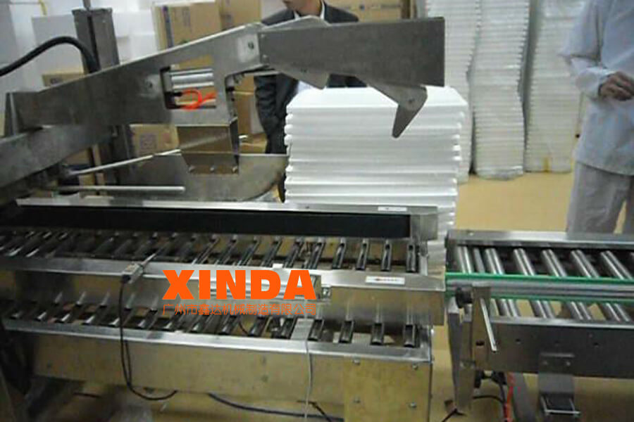 食品行業(yè)不銹鋼折蓋封箱機(jī)現(xiàn)場使用視頻